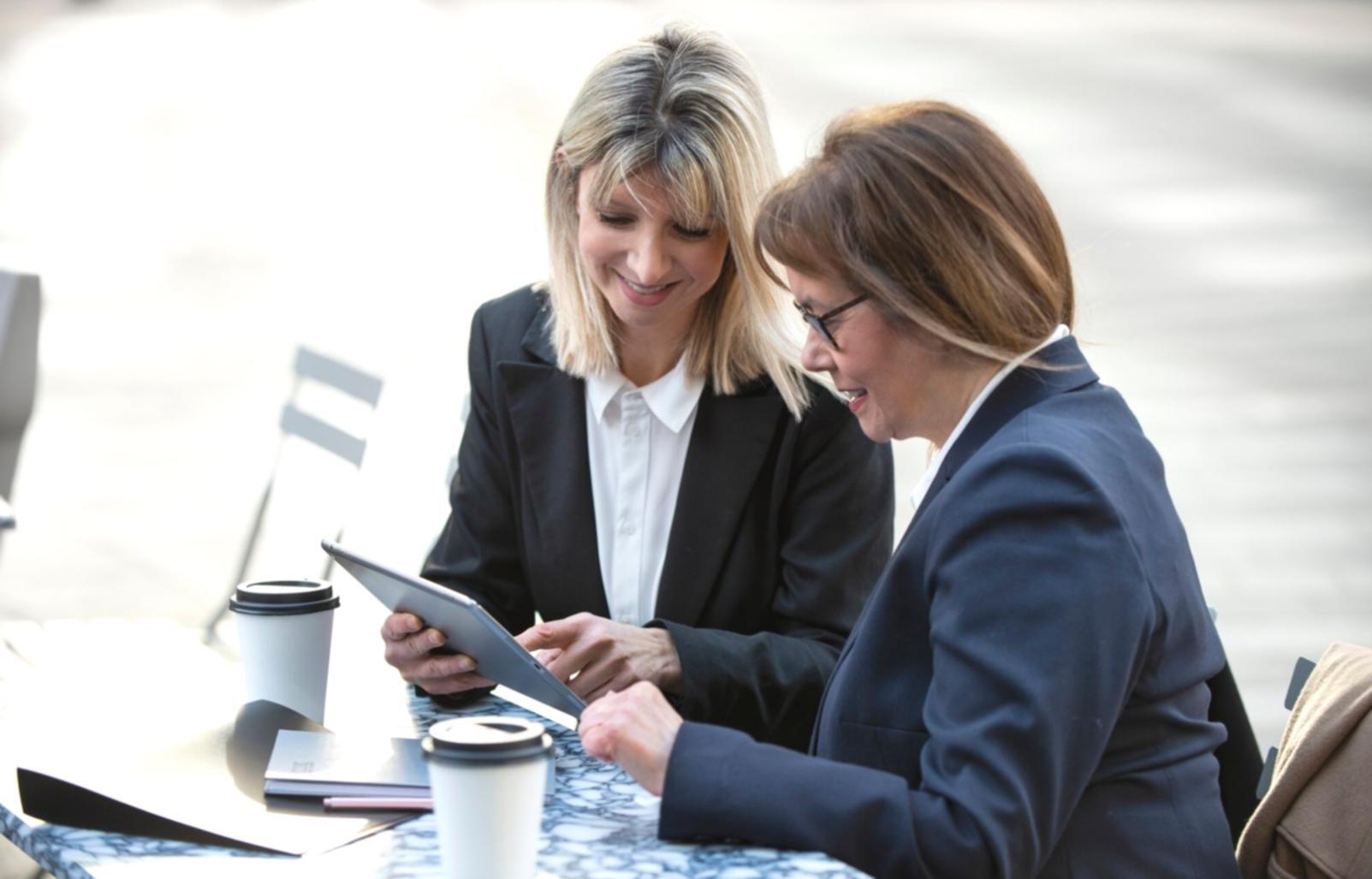 Detailaufnahme von handgeschriebenen Texten und Korrekturnotizen