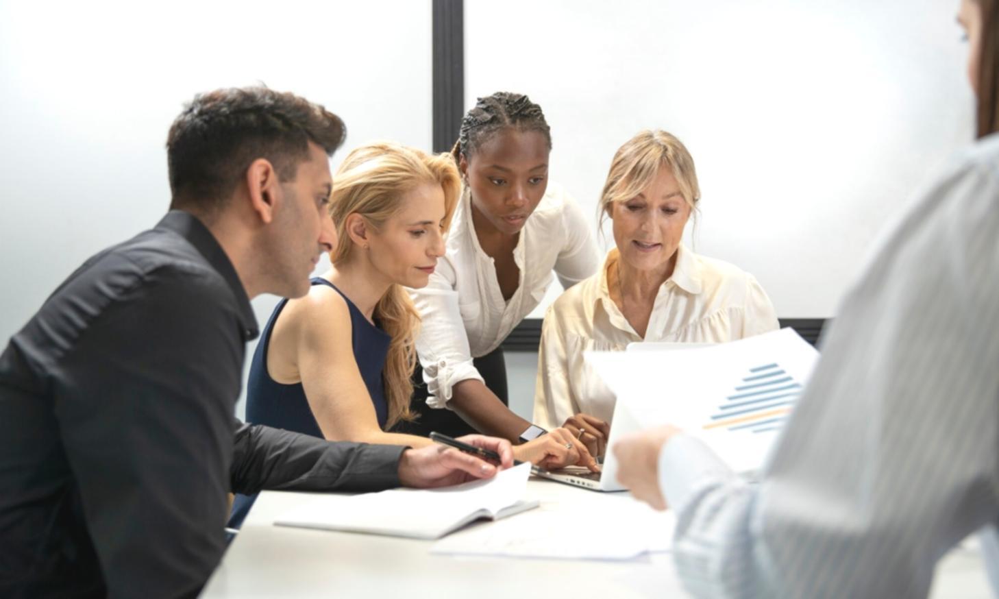 Gemütlicher Kursraum mit Schreibmaterialien und Bücherregalen