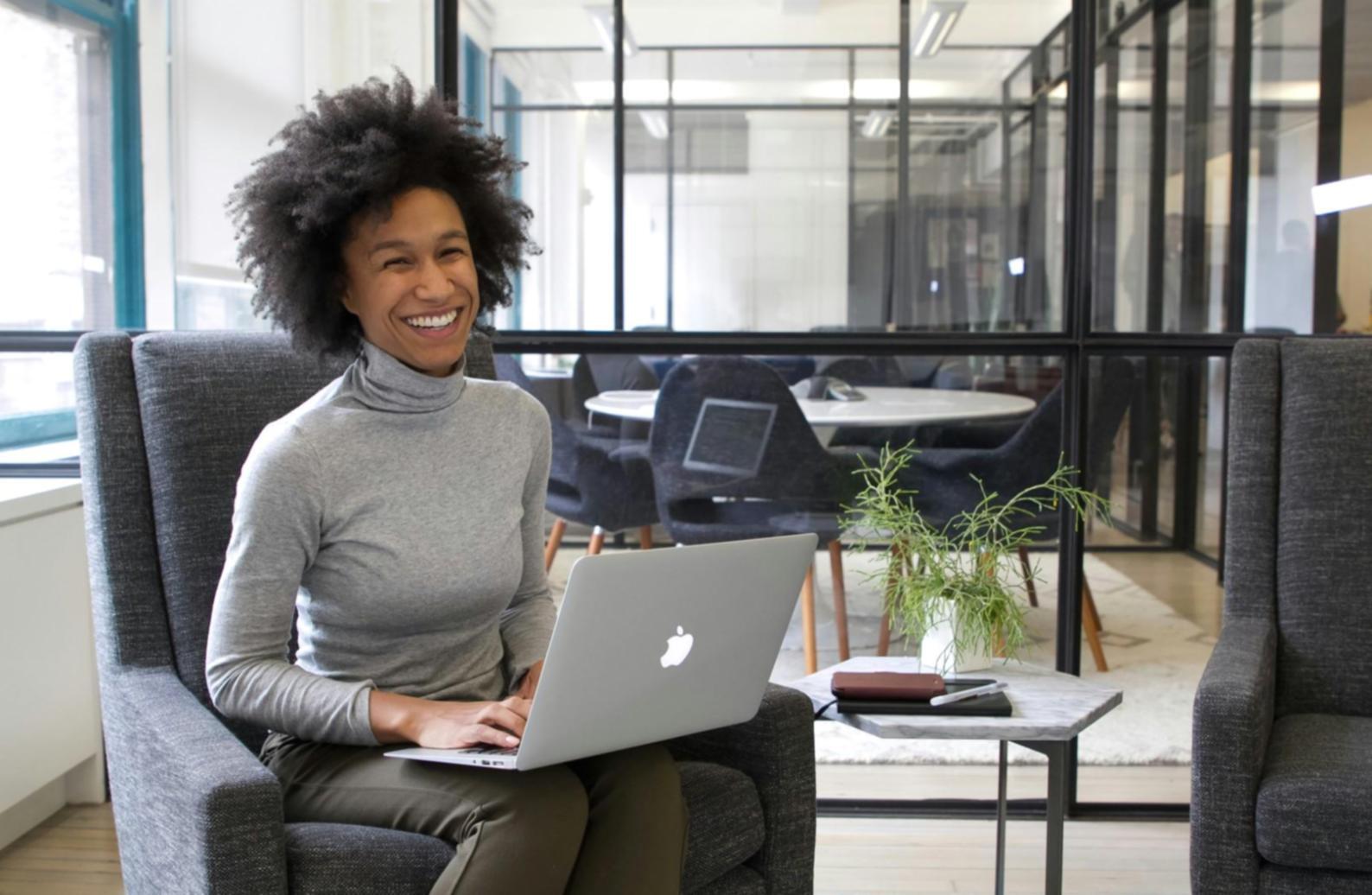 Jemand schreibt konzentriert in ein Notizbuch