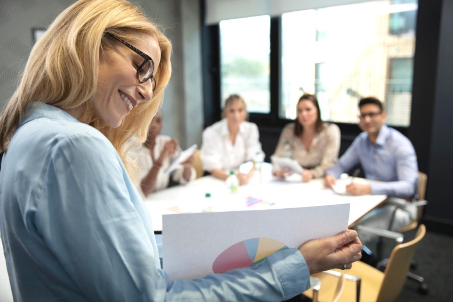 Teilnehmende beim konzentrierten Schreiben während eines scorpioaraex-Workshops
