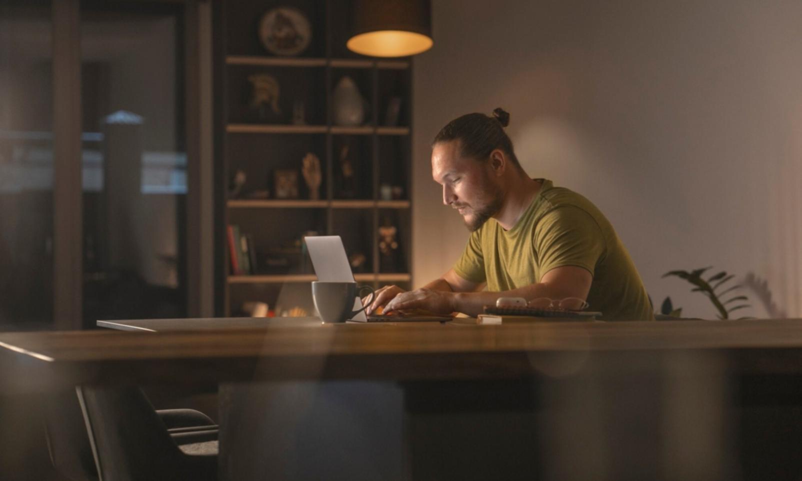 Schreibmaterialien und Notizbücher auf einem Arbeitstisch