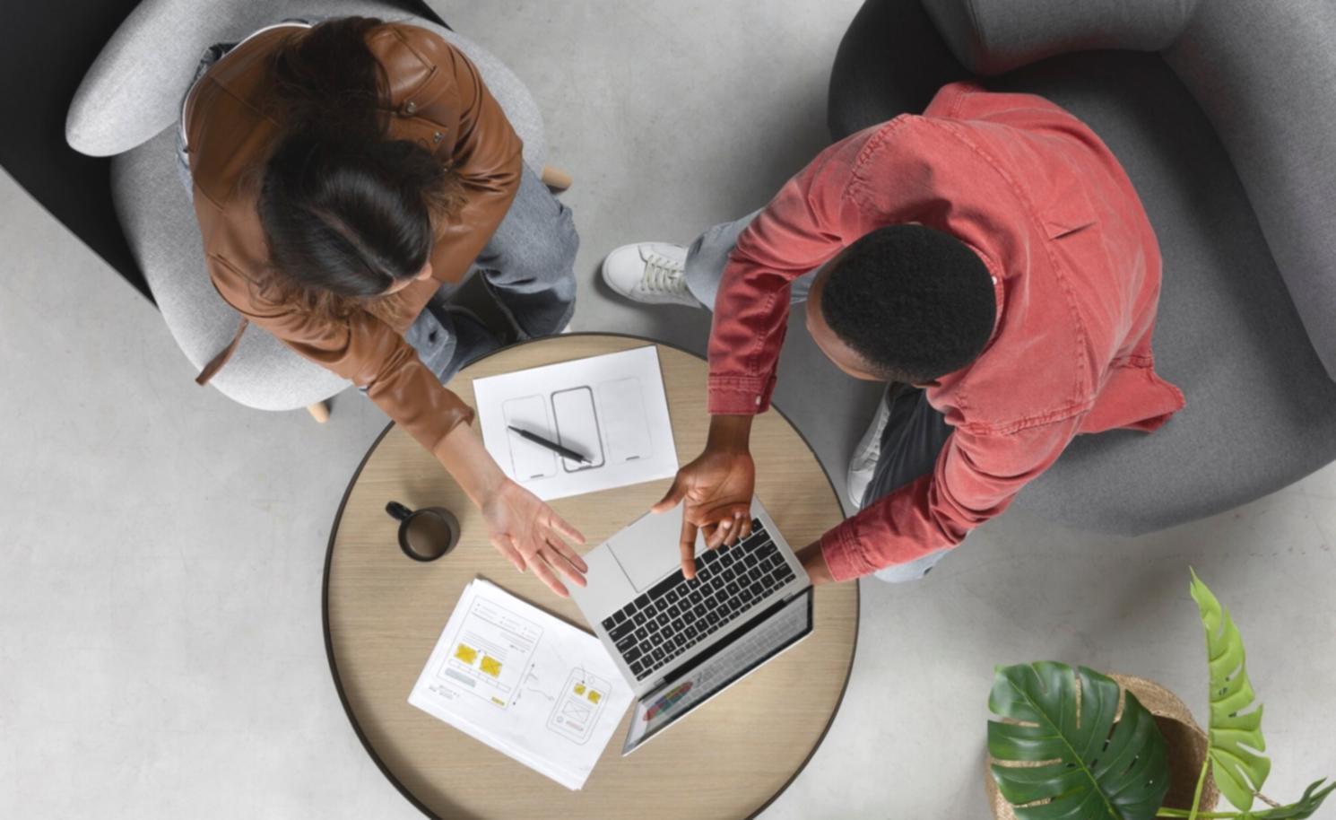 Teilnehmer beim konzentrierten Schreiben in gemütlicher Lernumgebung