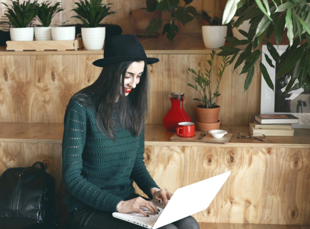 Notizen und Schreibutensilien auf einem Tisch während einer Schreibübung